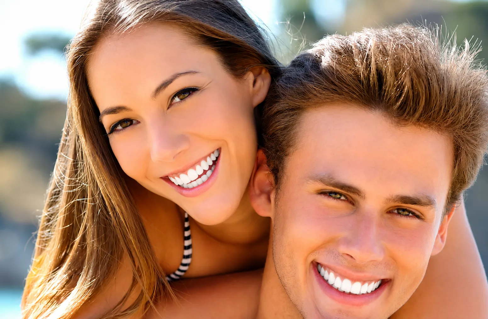A couple with healthy, confident smiles